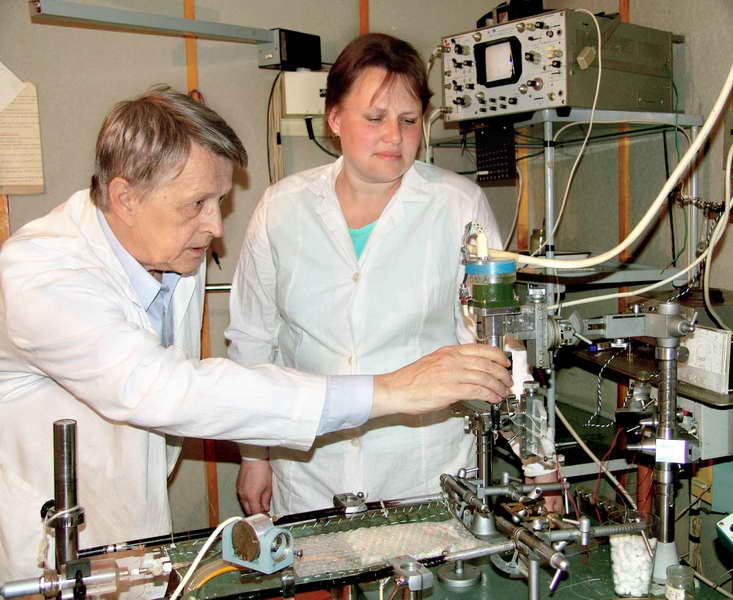 Prof. V.A.Bagaev and O.A.Lubashina carry out an experiment