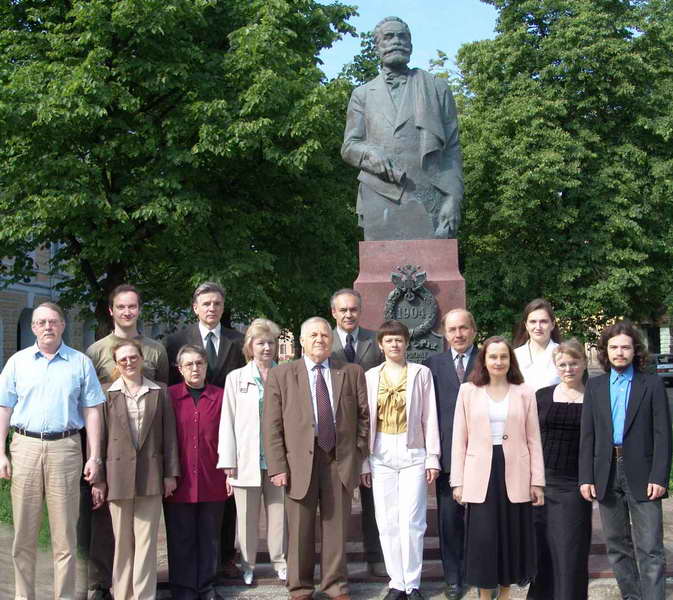 Acad.A.D. Nozdrachev with co-workersat the monument to I.P.Pavlov in St.Petersburg